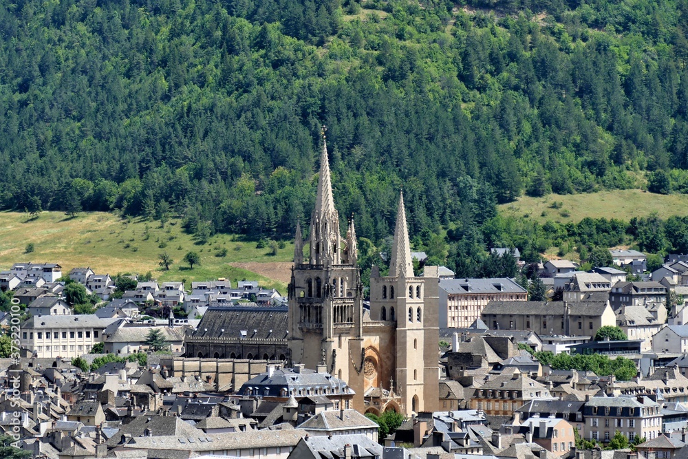 La cathédrale Notre-Dame-et-Saint-Privat dominant la ville de Mende