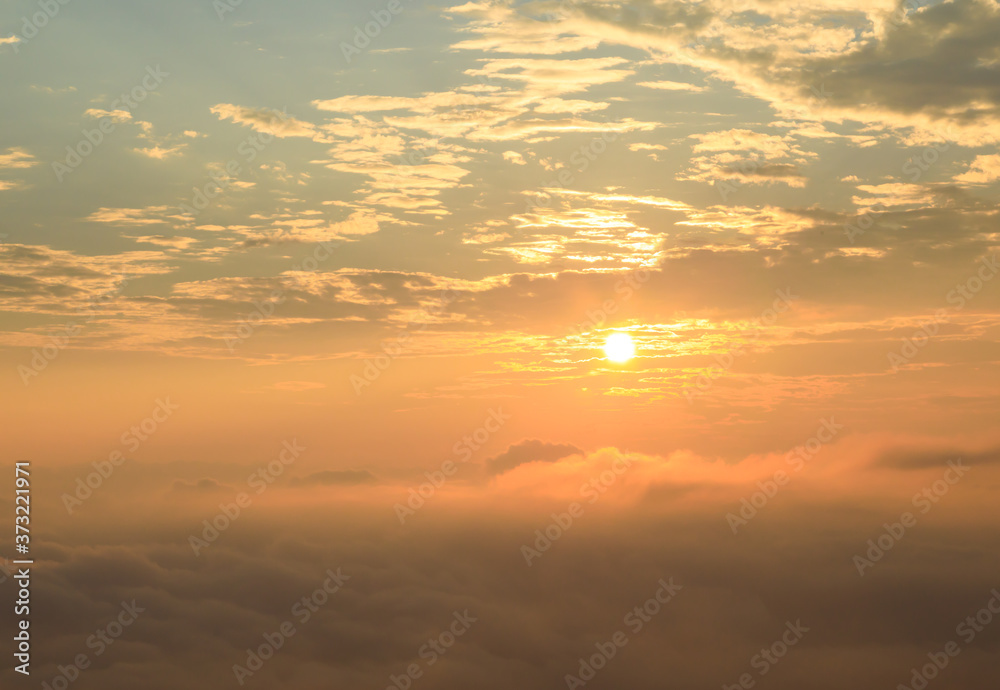 夏の朝、美ヶ原のきれいな雲海と朝焼け