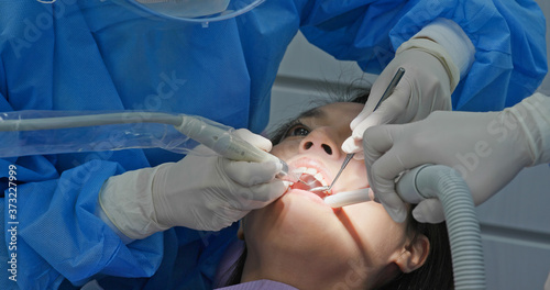 Φωτογραφία Woman undergo dental scaling treatment