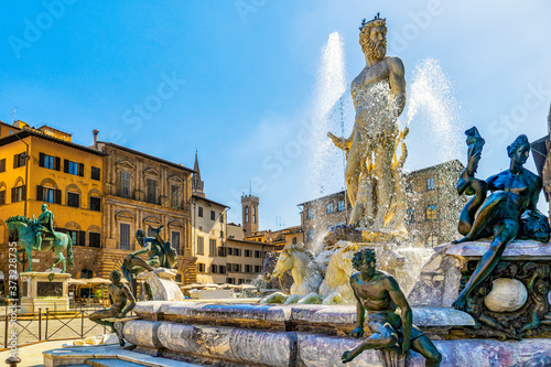 Photo Neptunbrunnen und Reiterstandbild auf der Piazza della Signoria in Florenz (Font