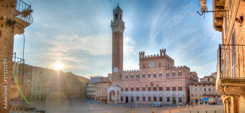 panoramique sur Piazza del Campo et son Palazzo Pubblico de la ville de Sienne en Toscane Italie au lever du soleil