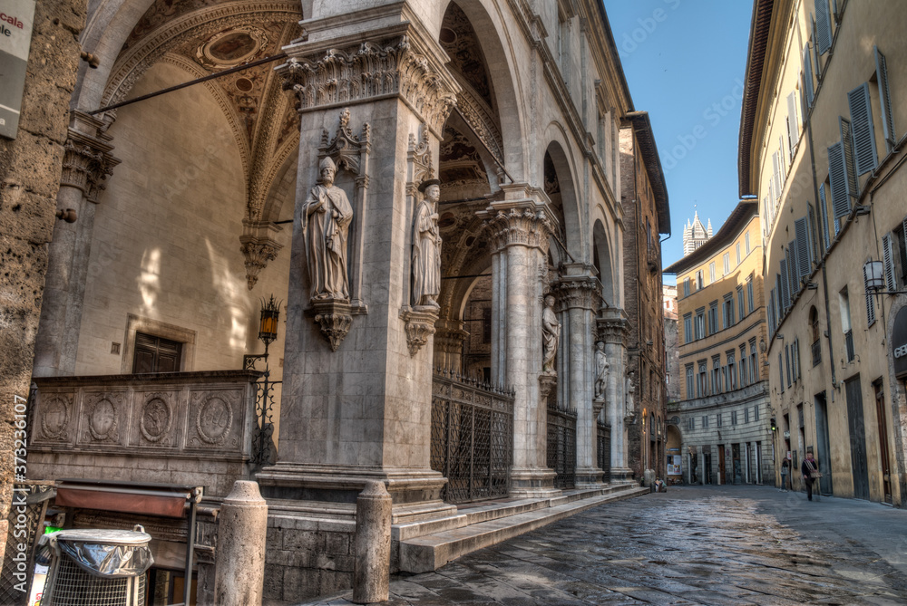 rue du centre historique de la ville de Sienne en Toscane Italie au lever du soleil