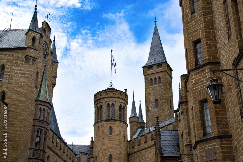 Burg Hohenzollern, Schloss Hohenzollern auf Berggipfel, Deutschland. Ein berühmtes Wahrzeichen in der Nähe von Stuttgart auf der schwäbischen Alb. Blick auf die Burg Hohenzollern