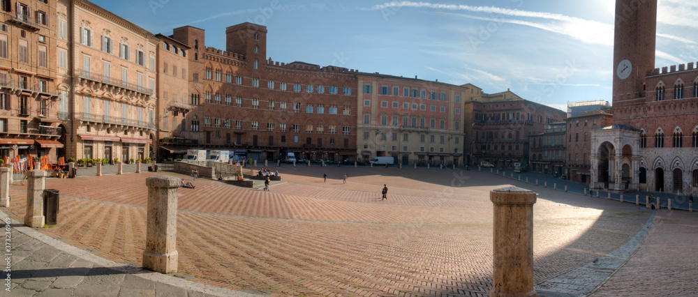 panoramique sur Piazza del Campo et son Palazzo Pubblico de la ville de Sienne en Toscane Italie au lever du soleil