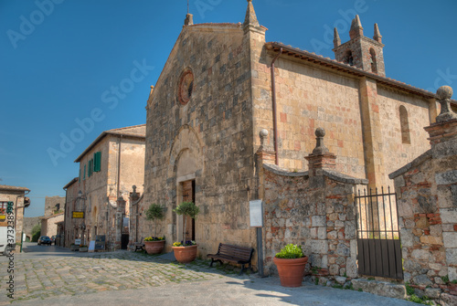 chapelle sur la place médiévale du centre historique de Monteriggiioni en Toscane Italie