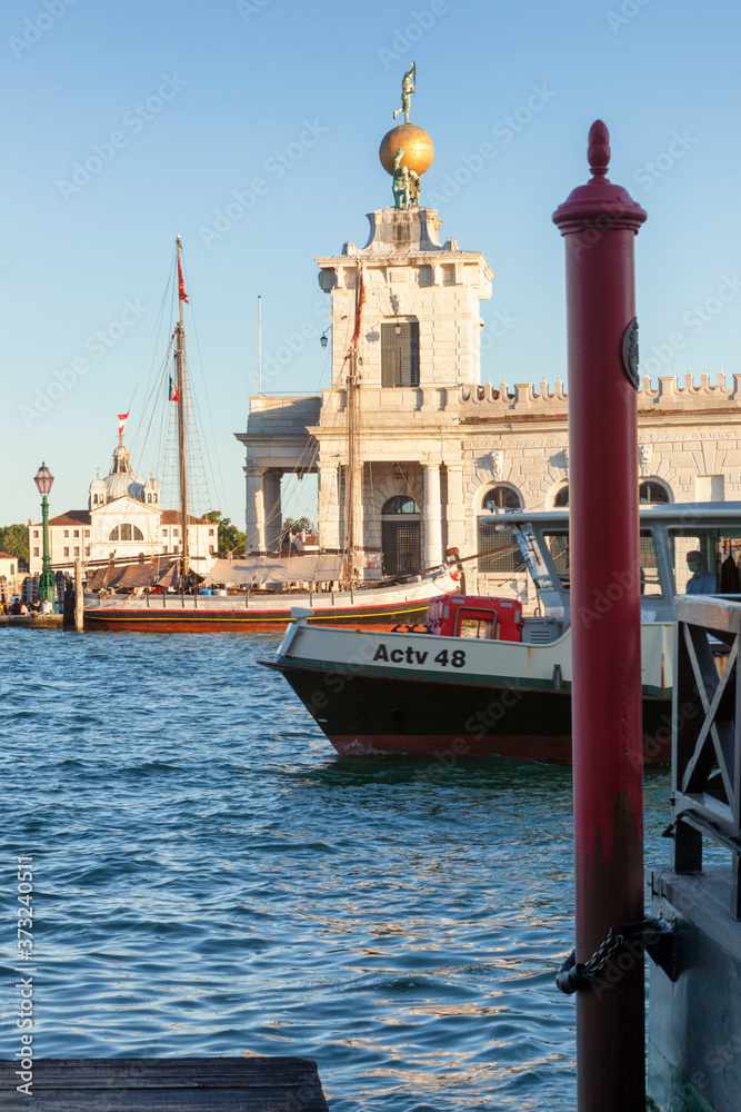 Venezia, Canal Grande. Vaporetto in transito con la Doganada mar e Le Zitelle