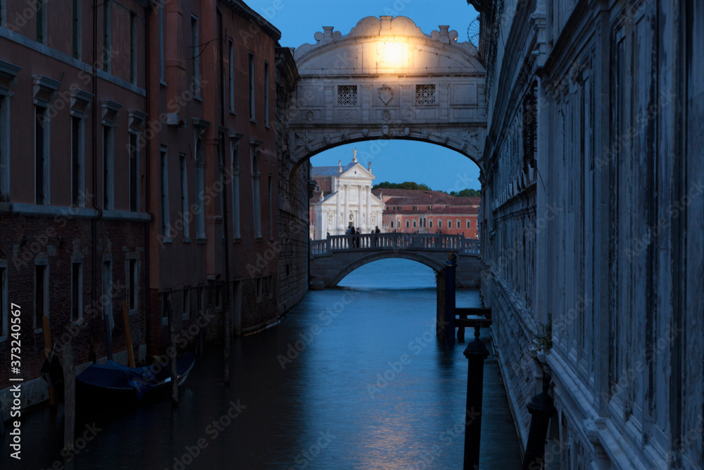 Venezia, Rio di Canonica con fianco di Palazzo Ducale Ponte dei Sospiri al timelapse verso San Giorgio Maggiore.