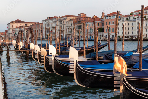 Venezia. Gondole all'ormeggio nel bacino di san Marco © Guido