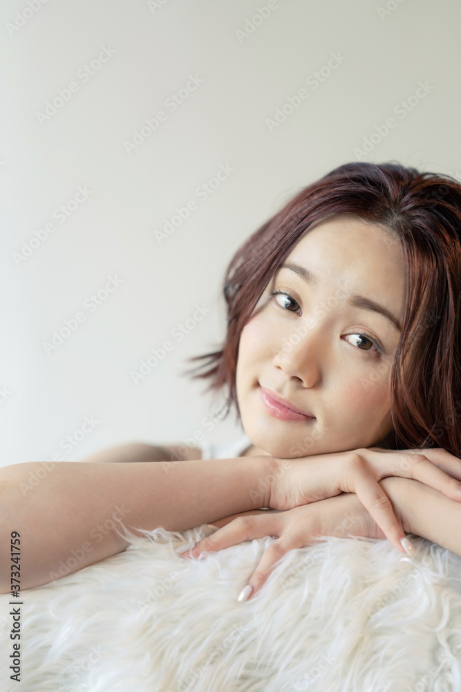 Naklejka premium 女性の美容イメージ スキンケア ボディケア ※風俗産業、ポルノ、アダルト、出会い系コンテンツでの使用は規約により禁止されております。ご注意ください。