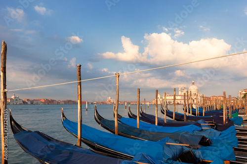 Venezia. Gondole ormeggiate nel bacino di San Marco sullo sfondo di San Giorgio Maggiore © Guido