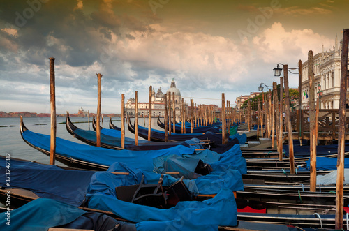 Venezia. Gondole ormeggiate nel bacino di San Marco sullo sfondo di San Giorgio Maggiore © Guido