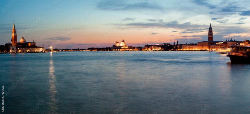 Fototapeta premium Venezia.. Bacino di San Marco al tramonto son i monumenti.