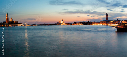 Venezia.. Bacino di San Marco al tramonto son i monumenti.