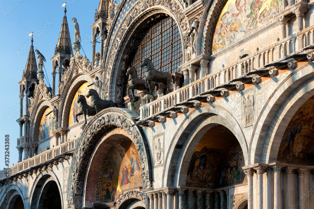 Venezia. Facicata con arconi e quadreria della basilica di San Marco.