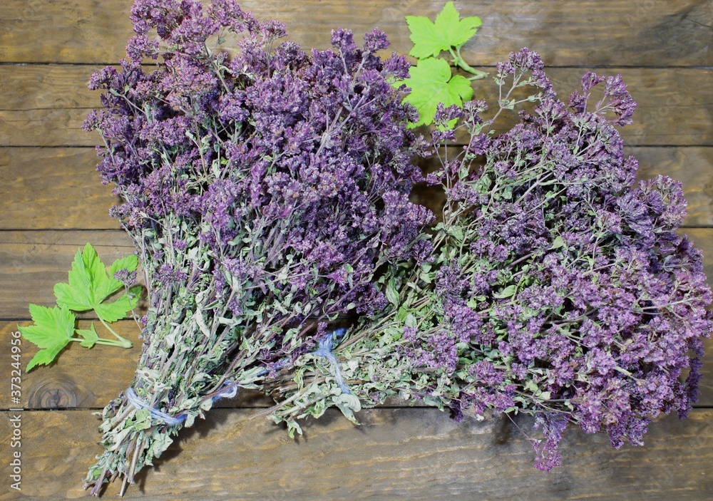 Obraz premium bunch of lavender on a wooden background