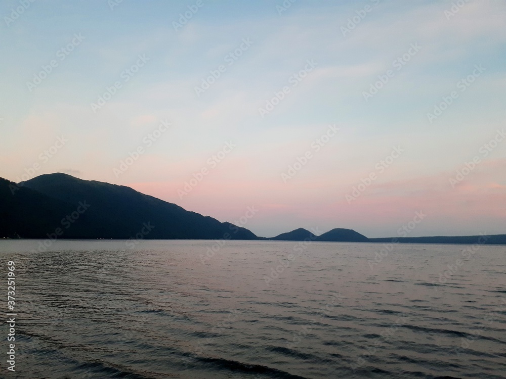 真夏の北海道支笏湖の夕暮れ時