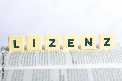 Das Wort Lizenz auf einem geöffnetem Buch photo
