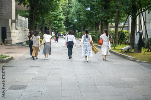 女性たちの後ろ姿　新しい世界に向かって　東京上野公園