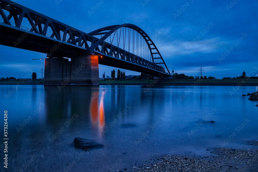 Naklejka premium Eisenbahnbrücke zwischen Düsseldorf und Neuss