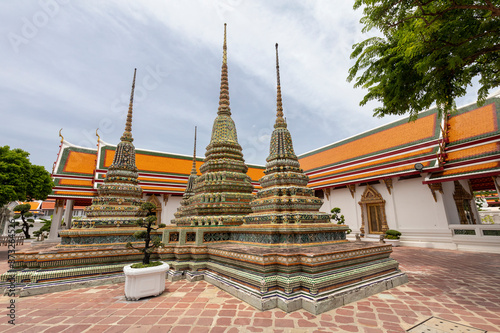 タイの有名寺院ワットポーの仏塔 © tbbstudio