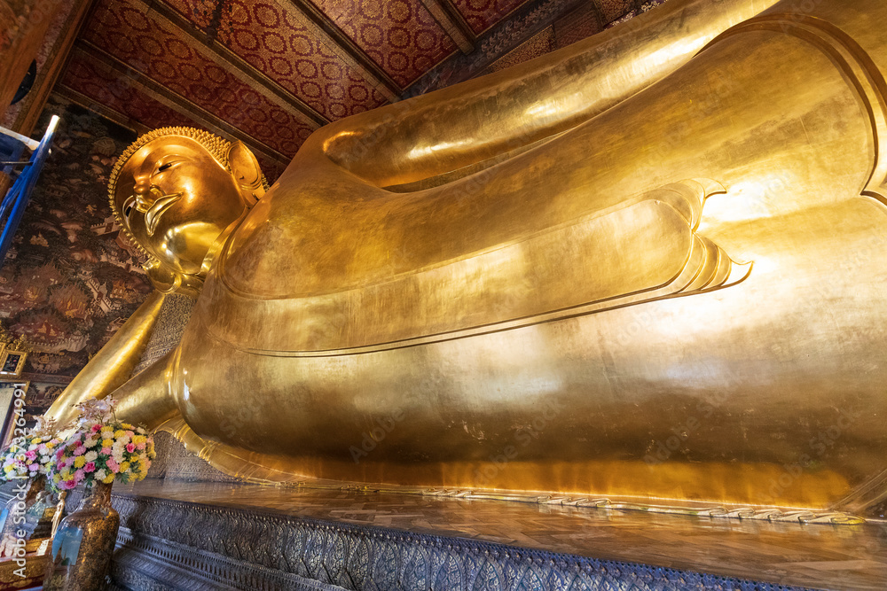 タイの有名寺院ワットポーの涅槃仏