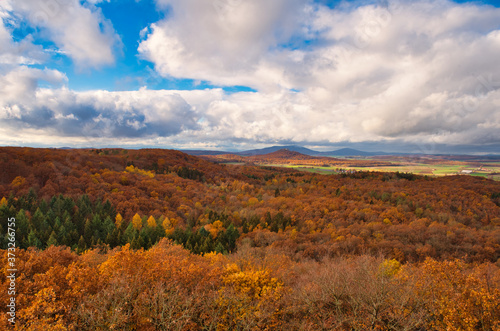 Herbstlicher Wald mit Blick auf die Gleichberge in Thüringen © Thomas Otto