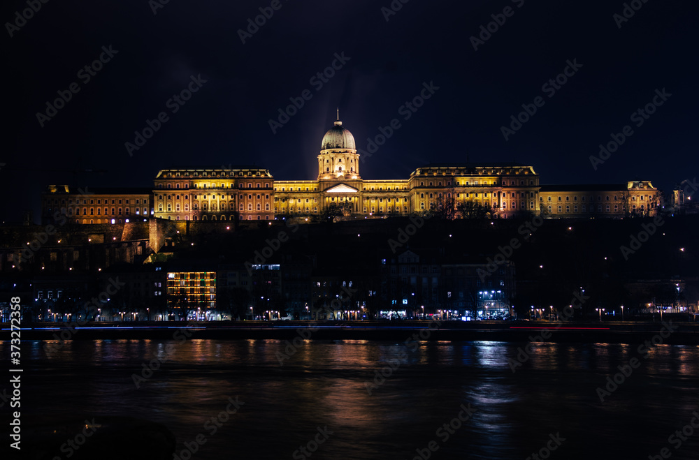 Obraz premium Buda Castle at Midnight in Budapest