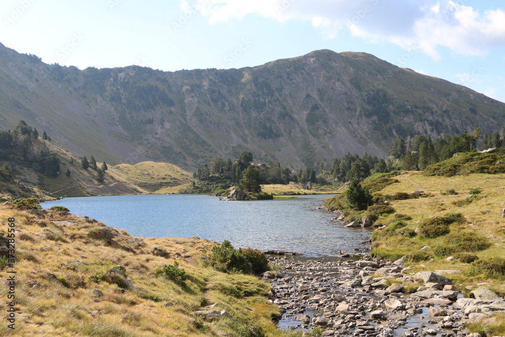 Obraz premium Vue sur le lac du milieu du Bastan (réserve naturelle de Néouvielle)