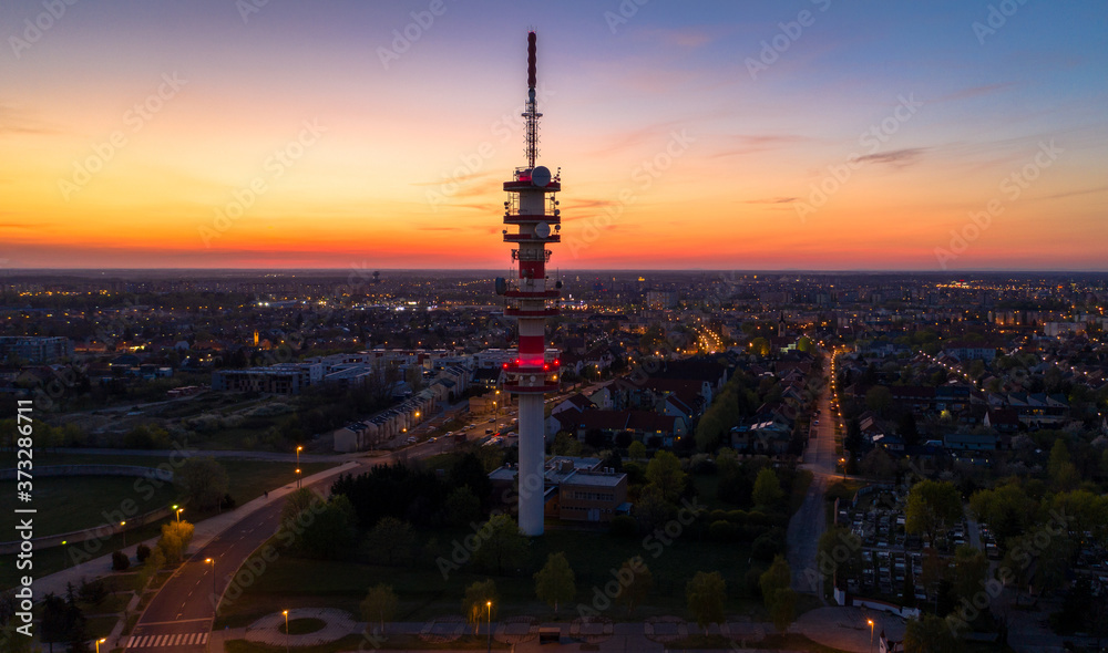 Obraz premium Antenna tower in city sunset