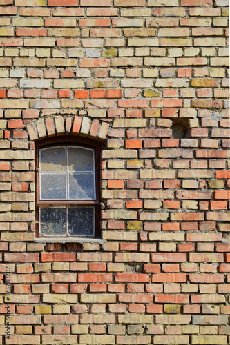 Backsteinmauer mit Fenster