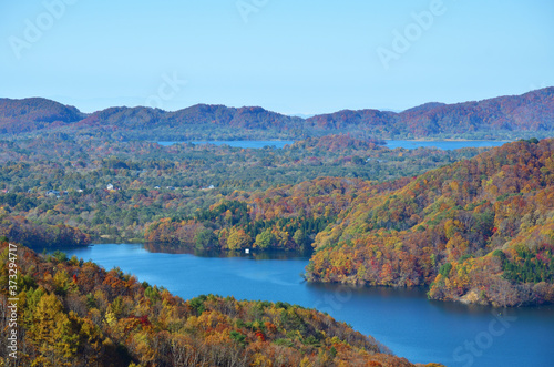紅葉に染まる裏磐梯の山々と、小野川湖と桧原湖に挟まれた高原