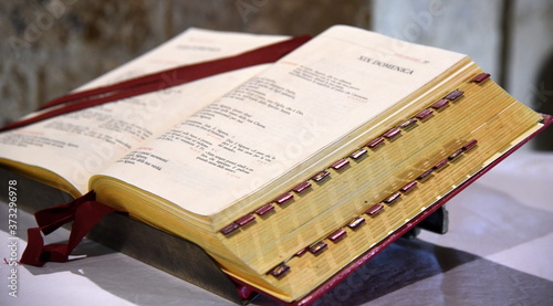Aufgeschlagenes, heiliges Buch auf einem Pult in der Kapelle von Montesiepi photo