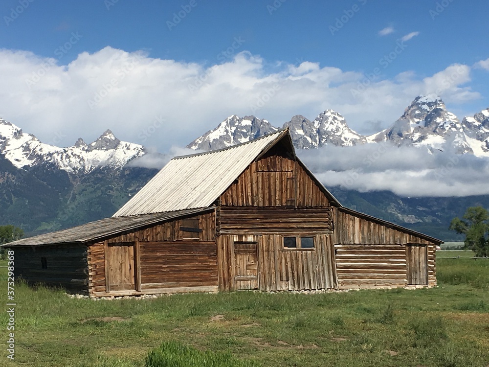Log Cabin/Barn in Mountains