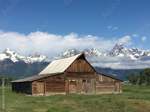 Log Cabin/Barn in Mountains (small)
