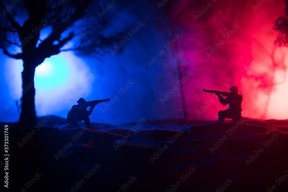 Fototapeta Koncepcja wojny. Wojskowe sylwetki walki sceny na tle nieba wojny mgła, sylwetka żołnierzy wojny światowej poniżej zachmurzenie Skyline w nocy.