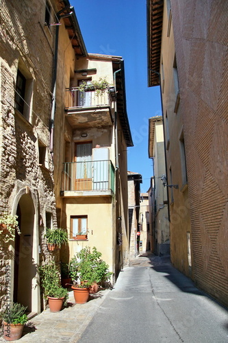 Fototapeta Naklejka Na Ścianę i Meble -  Charming narrow streets of Volterra town in Tuscany Italy