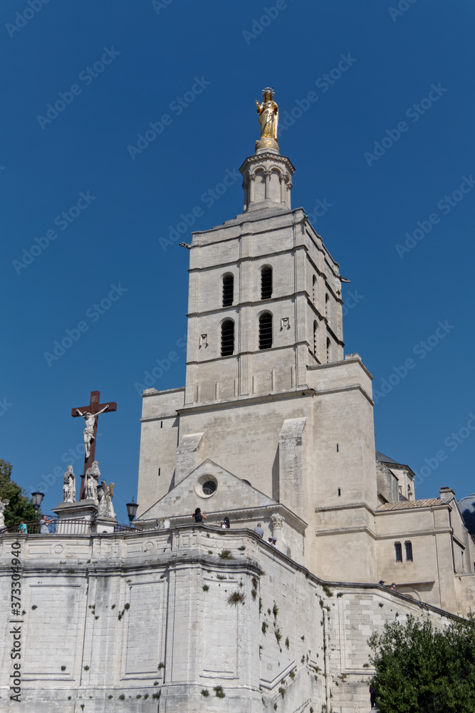 Cathédrale Notre-Dame-des-Doms et la Madone d'or à Avignon - France
