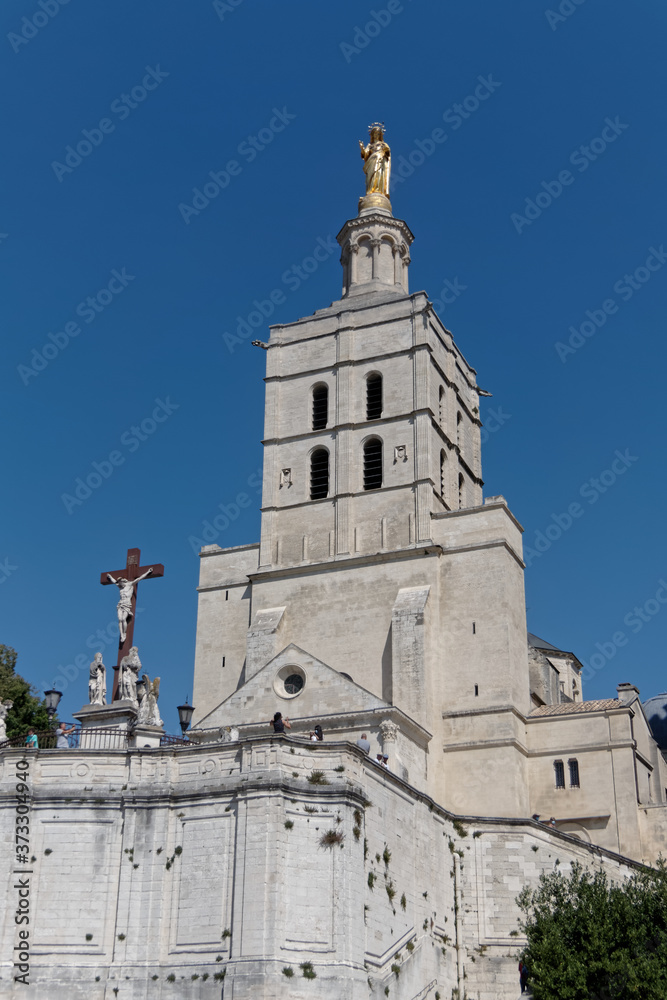 Cathédrale Notre-Dame-des-Doms et la Madone d'or à Avignon - France Cathédrale Notre-Dame-des-Doms et la Madone d'or à Avignon - France