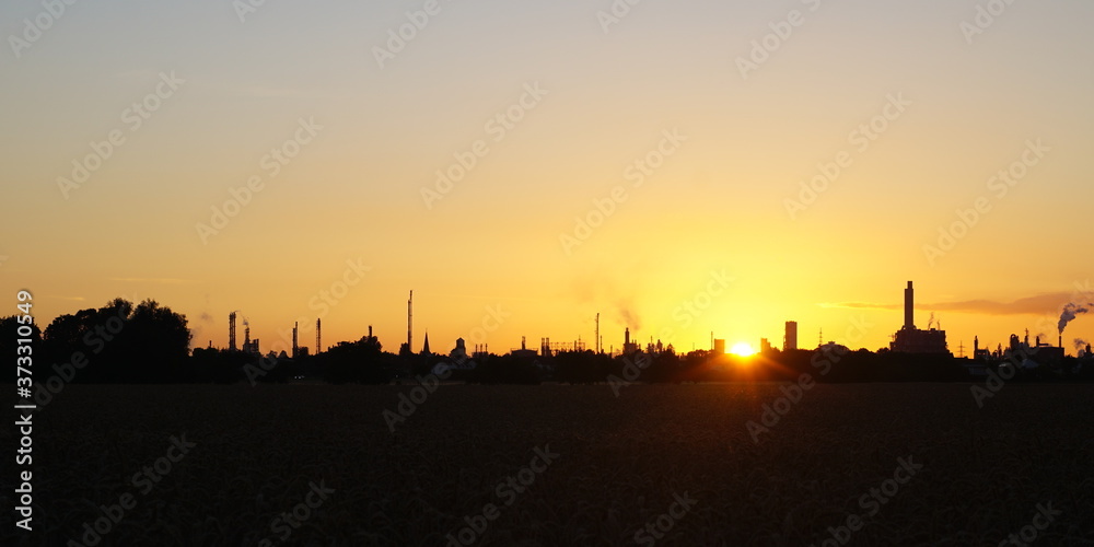 Sonnenaufgang über Chemieindustrie