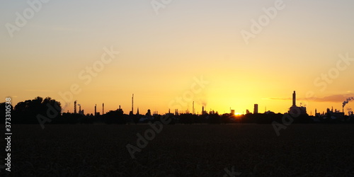 Sonnenaufgang über Chemieindustrie