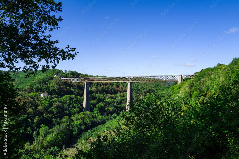 Le viaduc des Fades, vallée de la Sioule Le viaduc des Fades, vallée de la Sioule