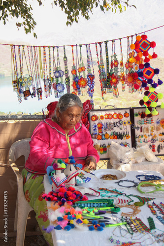 Mujer Artesana Wixarika Arte Huichol Anciana artesanía de chaquira indigena nayarit durango jalisco mexico etnia mexicana tradicional