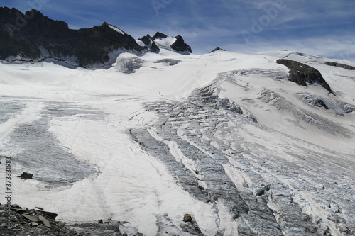 maginfique glacier de la girose avec le pic de la grave dans le massif des écrins en france