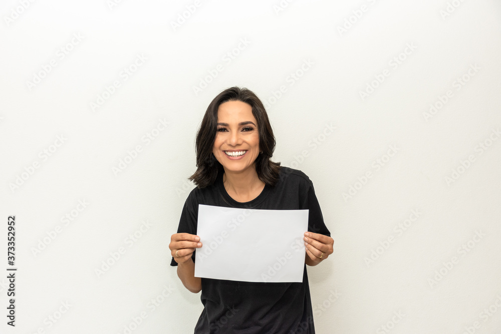 Mulher morena segurando cartaz em branco Mulher morena segurando cartaz em branco