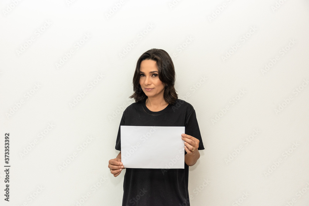 Mulher morena apresenta cartaz em brando. para divulgação Mulher morena apresenta cartaz em brando. para divulgação