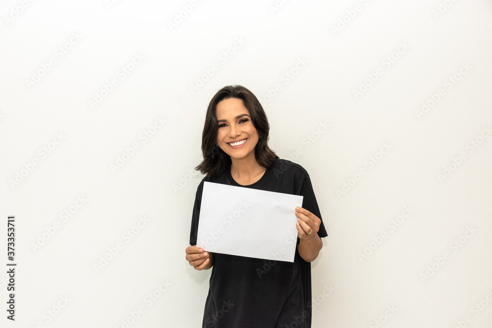 Mulher morena segurando cartaz em branco para mensagem Mulher morena segurando cartaz em branco para mensagem