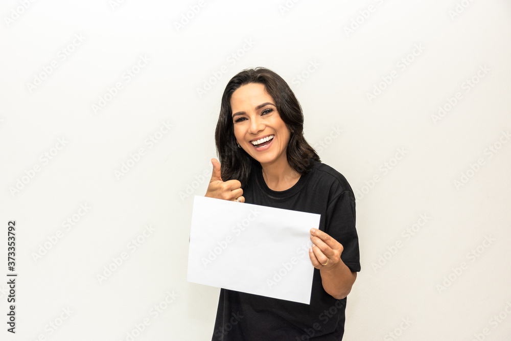 Mulher morena segurando cartaz em branco para mensagem Mulher morena segurando cartaz em branco para mensagem