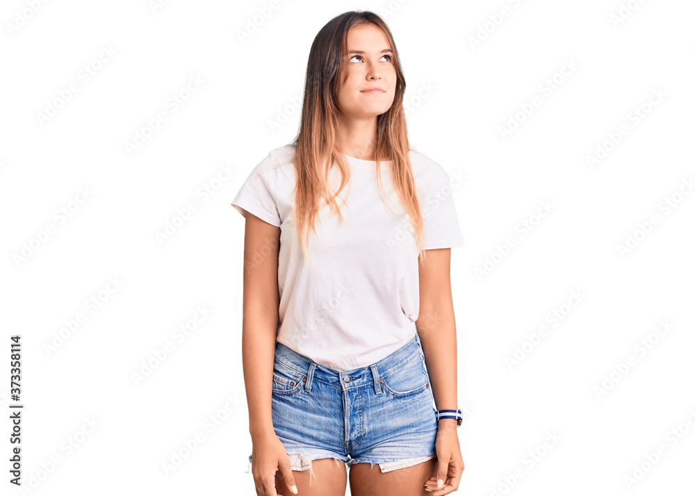 Obraz premium Beautiful caucasian woman wearing casual white tshirt smiling looking to the side and staring away thinking.