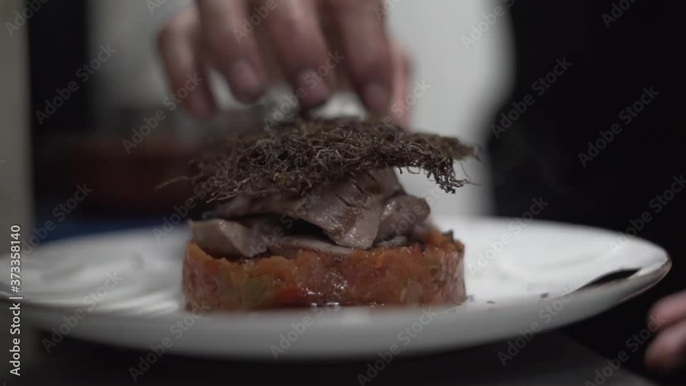 Cocina preparacion artesano española bistro gastrobar gastronomia gourmet chef tosta pan atun decoracion 