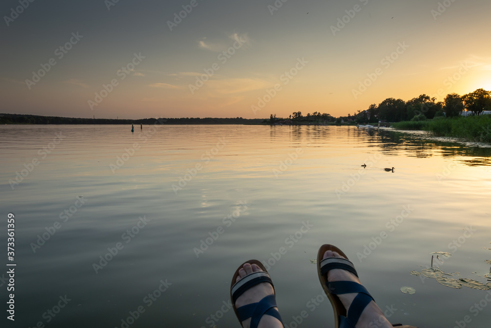 Wypoczynek nad jeziorem Drwęckim o zachodzie słońca - obrazy, fototapety, plakaty 
